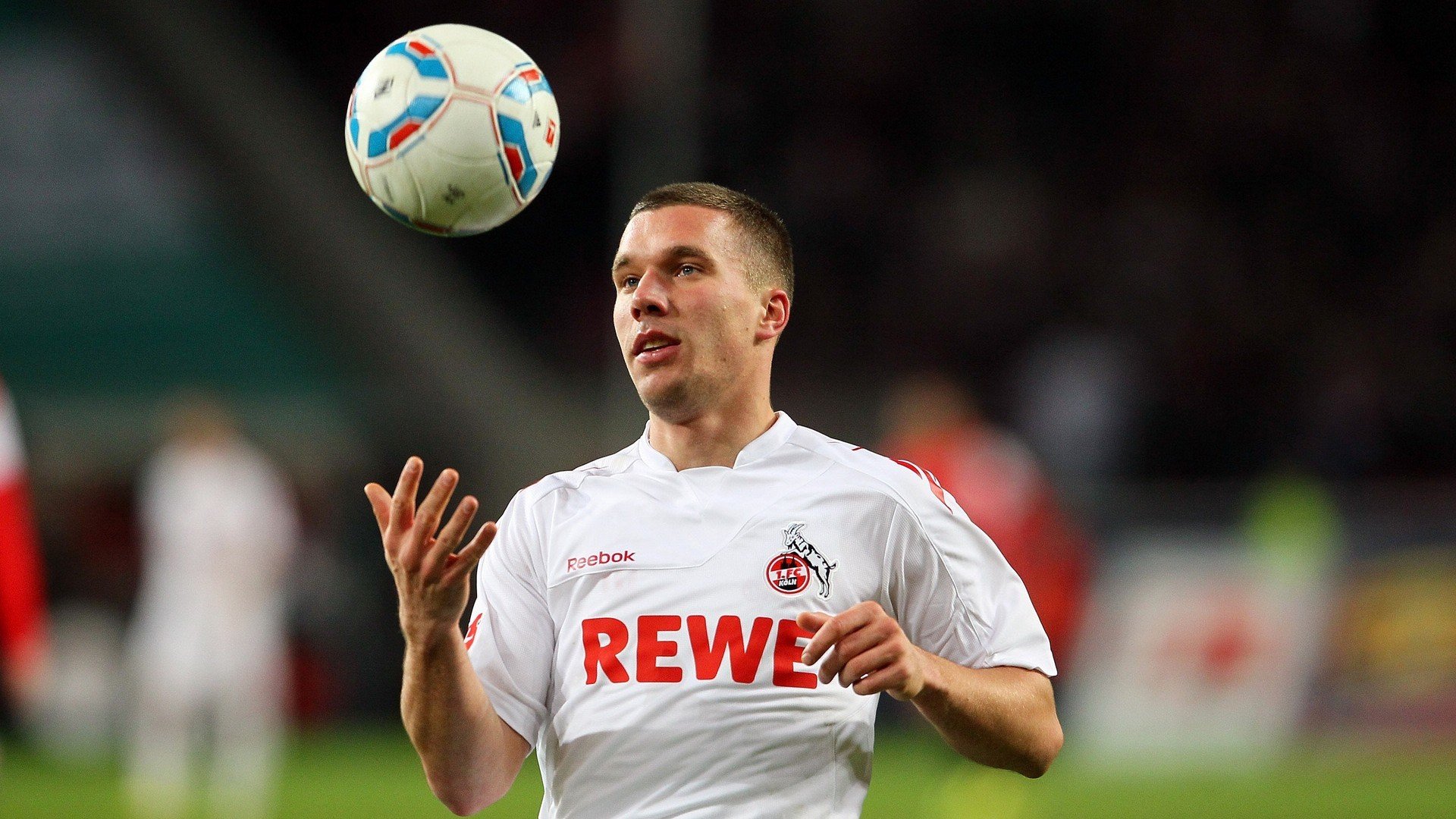 欧冠赛场上的感人瞬间,球迷热泪盈眶,欧冠史上最经典的比赛