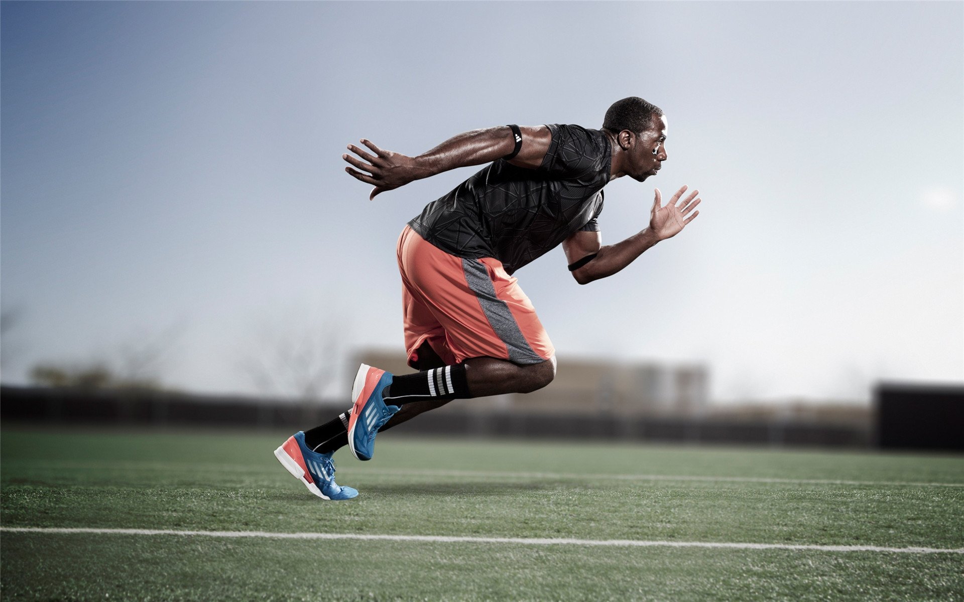 九游sports-英格兰骑手汤姆·麦克尤恩在巴黎奥运会上获得个人障碍赛银牌，创造历史。