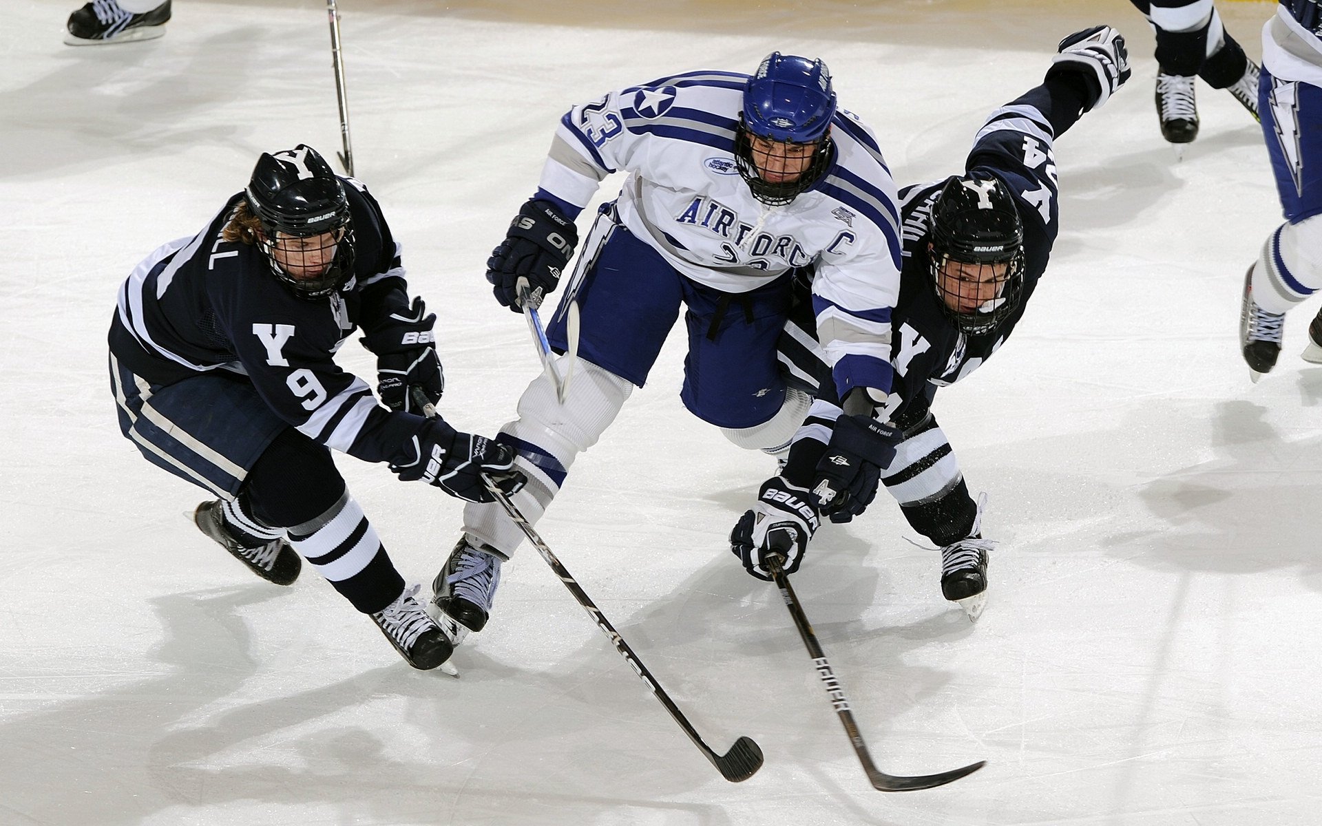 英格兰骑手汤姆·麦克尤恩在巴黎奥运会上获得个人障碍赛银牌，创造历史。
